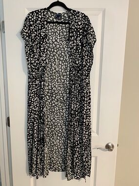 Black & White Leopard Print Women’s kimono